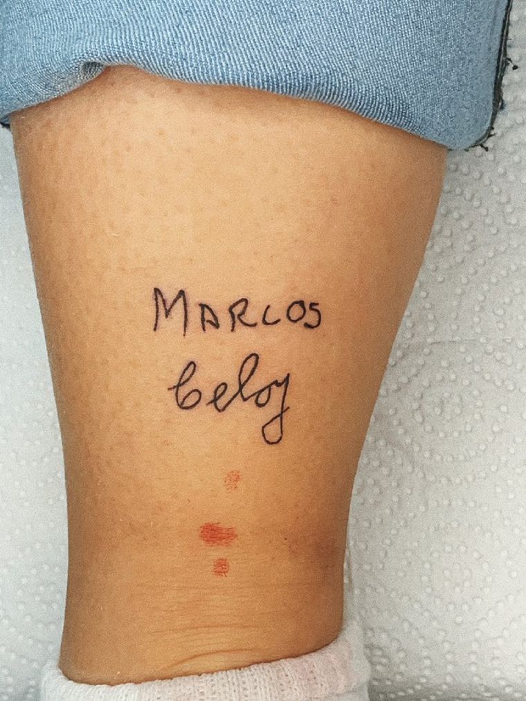 El tatuaje con el nombre de sus abuelos con la propia letra de ellos. Foto: Twitter