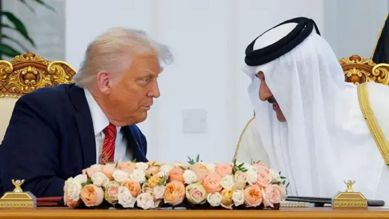 El presidente de Estados Unidos, Donald Trump, y el emir de Qatar, Tamim bin Hamad Al Thani, en una ceremonia de firma en Doha el miércoles. Foto: Reuters