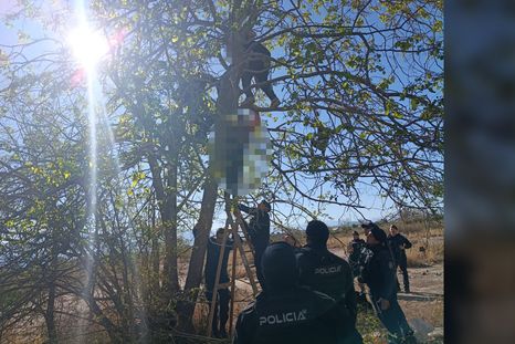 El momento del rescate, con colaboración de policías y vecinos.&nbsp;