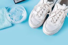 Las zapatillas blancas pueden mantenerse impecables sin productos abrasivos. Foto: Shutterstock
