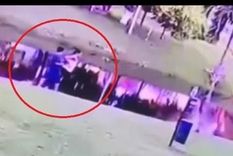 Sangre fría La mujer habría empujado dos veces a su hijo.