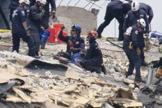 Un incendio bajo los escombros dificulta las labores de rescate. Foto: GETTY IMAGES