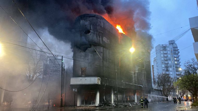 El incendió inició en un edificio ubicado en diagonal 77 y 48, a tres cuadras de la Gobernación.