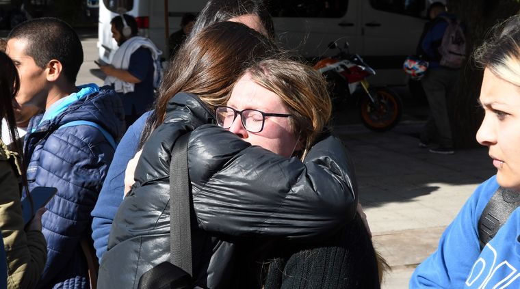 Los estudiantes se convocaron esta mañana en el ingreso del Hospital Central. Foto: ALF PONCE MERCADO / MDZ