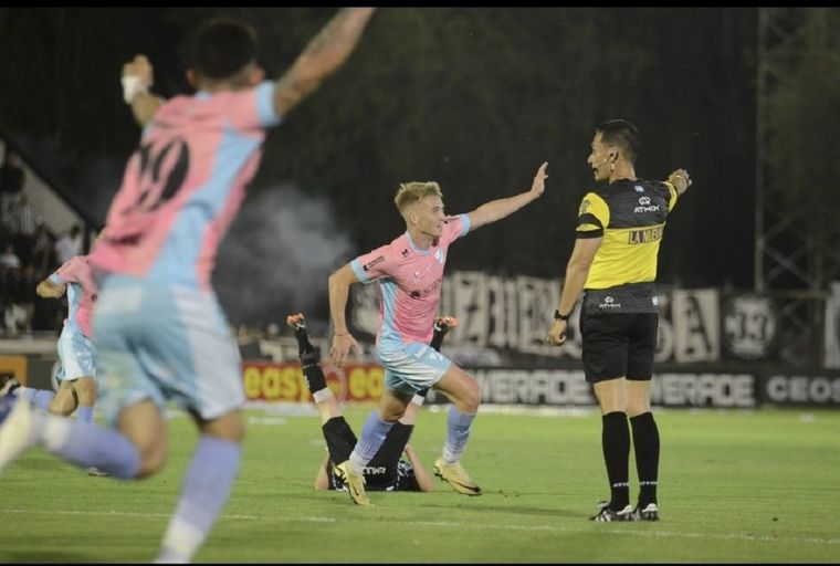 El equipo de la Primera Nacional festejó en tierras mendocinas. Foto: Temperley