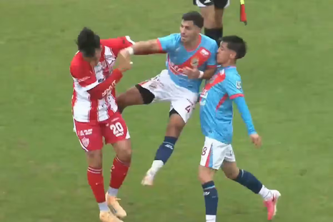 Feroz batalla campal en Arsenal vs. Talleres de Remedios de Escalada. Foto: Captura