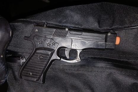 Los detenidos fueron sorprendidos con droga, un cuchillo y una réplica de arma.