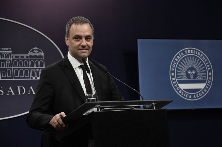 Manuel Adorni dio detalles del envío de fondos a Chubut y cargó contra el gobernador Ignacio Torres Foto: Télam