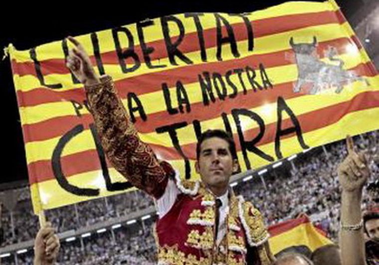 El torero Serafín Marín es llevado en andas. Foto: El País de Madrid