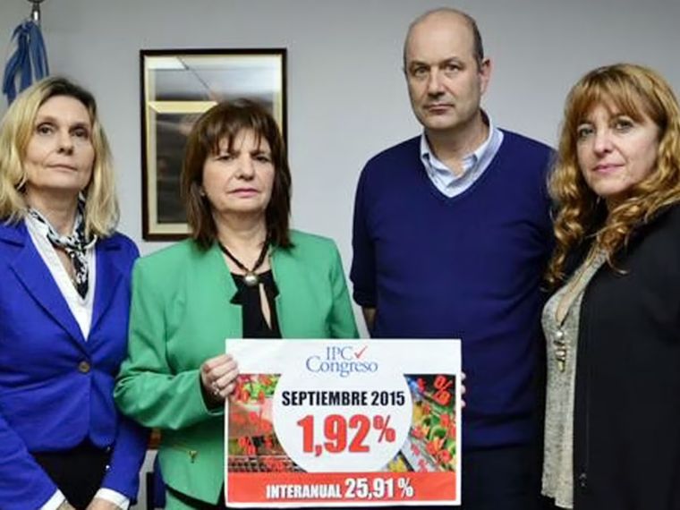 Una foto incómoda para dos muy importantes miembros del gobierno libertario Una foto incómoda para dos muy importantes miembros del gobierno libertario