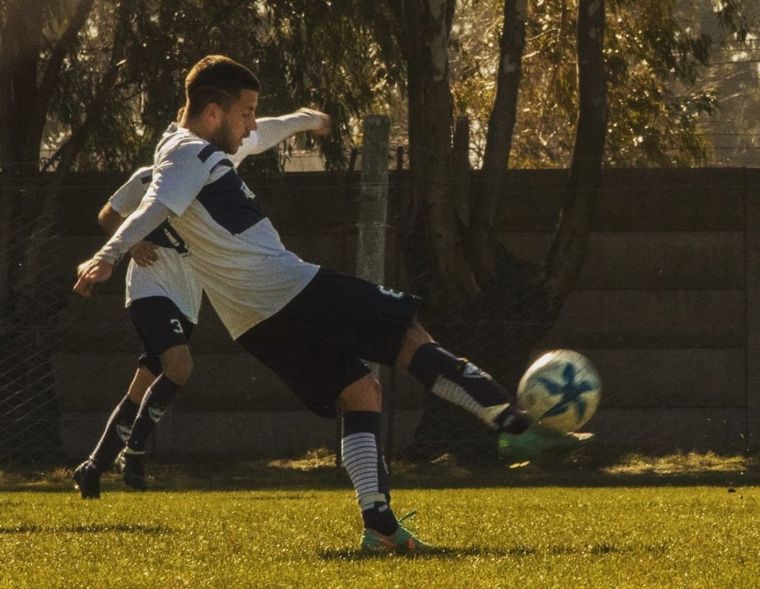 Martínez jugando para la primera de Deportivo Argentino de Pigüé Foto: Instagram Santiago Martínez