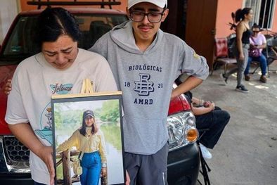 MDZol | Familiares de América Sánchez lloran su muerte con una fotografía de la joven cadete en su ciudad natal, Xalapa. Foto: MARCO ANTONIO PEREZ/AFP via Getty Images)