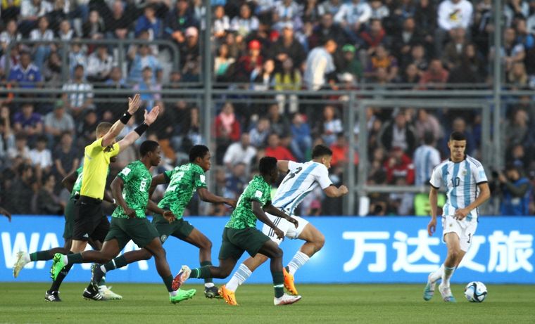 Una jugada de Valentín Carboni motivó el error de la FIFA. Foto: EFE