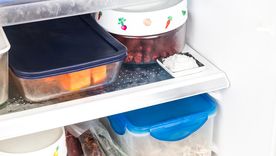 A diferencia de los aromatizantes, el bicarbonato de sodio no tapa los olores: los absorbe y neutraliza. Foto: Shutterstock A diferencia de los aromatizantes, el bicarbonato de sodio no tapa los olores: los absorbe y neutraliza. Foto: Shutterstock