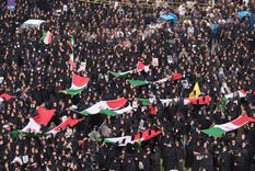 Protesta en Irán en el funeral de las víctimas de un ataque aéreo de Estados Unidos contra una escuela de niñas. Foto Efe