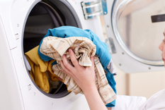 Investigadores chinos desarrollaron una tela que puede limpiarse sin la necesidad de un detergente.