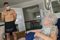 cumplio 106 anos, su hija le regalo un stripper para la fiesta y esta fue su reaccion