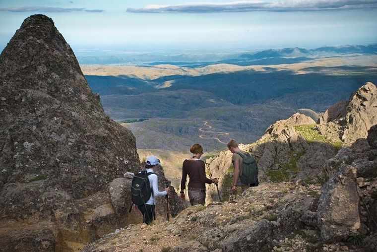 Tanti muestra uno de los perfiles más completos de Punilla, con arroyo, balnearios y montaña en un mismo paisaje.