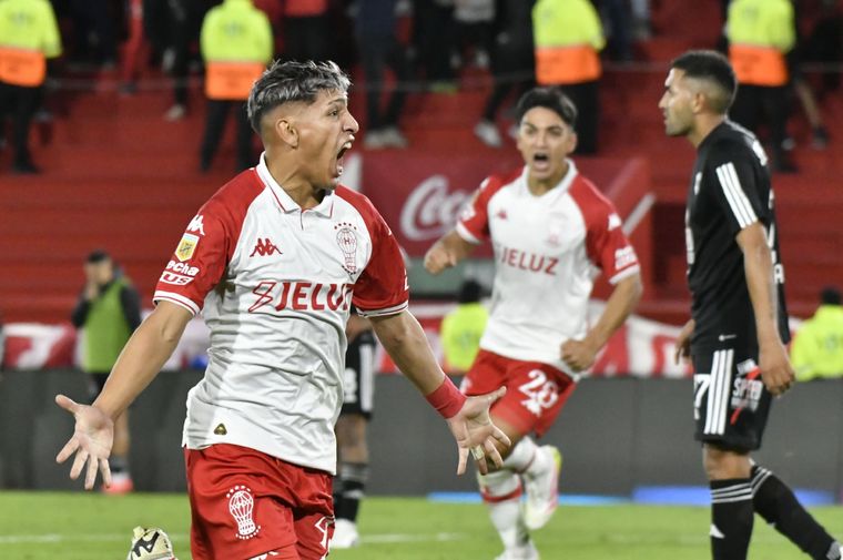 El delantero del Globo, Eric Ramírez, grita con todo uno de sus dos goles frente al Malevo. Foto: FotoBaires