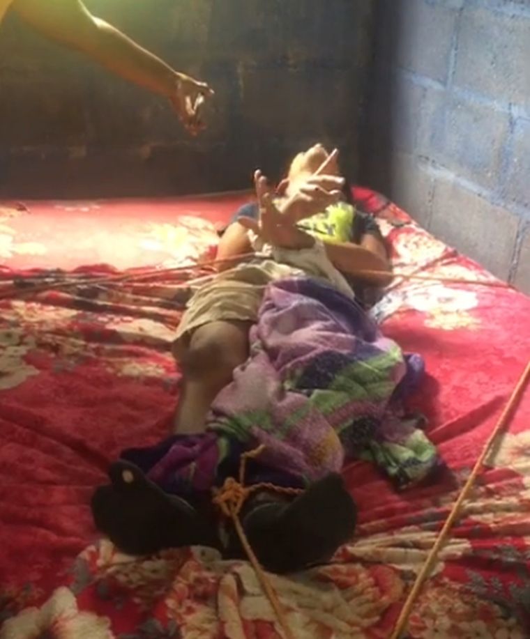 El muchacho, aun atado de pies y manos, sigue hablando y gesticulando