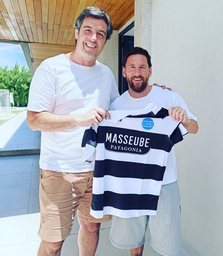 Chaqueto Campero, capitán general del CASI, y Messi, con la de la Academia del rugby. Foto: Instagram JuanChaqueto