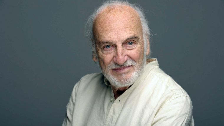 La figura del actor, un símbolo de compromiso y exilio en la cultura nacional.