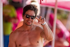 Mark Wahlberg sabe que están tomando fotos de la facha que mostró en sus vacaciones playeras. Foto: Backgrid UK