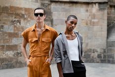 La ropa no tiene género, no es de hombres, ni de mujeres. La vestimenta es libre. La moda evoluciona. Foto: Freepik