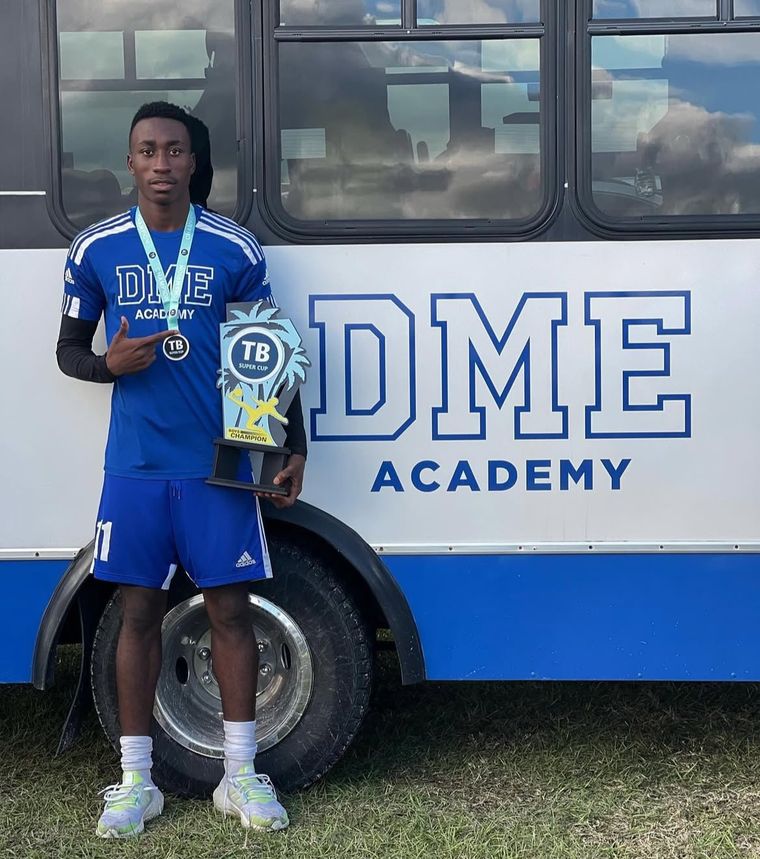 Diamonde se fue de pequeño a Florida, EEUU, en donde se inició como futbolista. Diamonde se fue de pequeño a Florida, EEUU, en donde se inició como futbolista.
