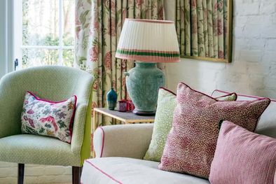 MDZol | En las casas modernas, la gente suele pensar que no pueden albergar antigüedades, pero no es así. Si se utilizan antigüedades en los lugares adecuados y se les permite ser piezas destacadas, pueden añadir dramatismo y profundidad a cualquier espacio habit