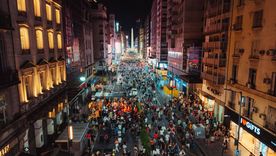 La avenida Corrientes sigue de fiesta hasta las 3 de la mañana. La avenida Corrientes sigue de fiesta hasta las 3 de la mañana.