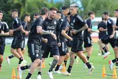 Messi entrenó a la par del grupo y podría ser titular ante Uruguay. Foto: @Argentina