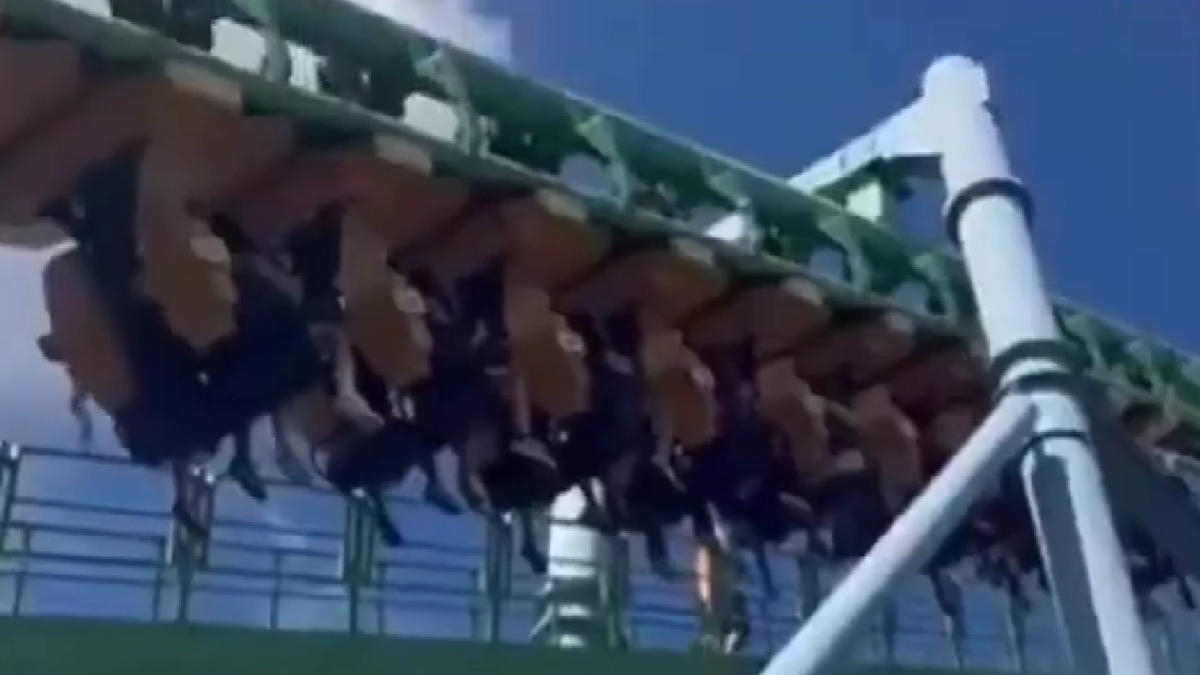 Pánico en Parque de la Costa: decenas de personas quedaron colgadas de una montaña rusa que falló