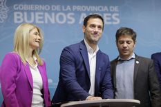 El intendente de Lanús, Julián Álvarez, junto al gobernador de la provincia de Buenos Aires, Axel Kicillof, y la vicegobernadora, Verónica Magario. Foto: X @aJulianAlvarez