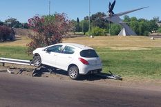 Un conductor ebrio terminó con su auto subido al guardarrail en la Rotonda del Cóndor Foto: Ministerio de Seguridad de Mendoza