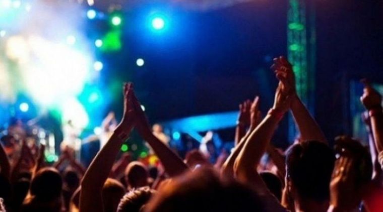 La localidad de Lezama implementó un espacio al aire libre para que los jóvenes bailen durante el DISPO