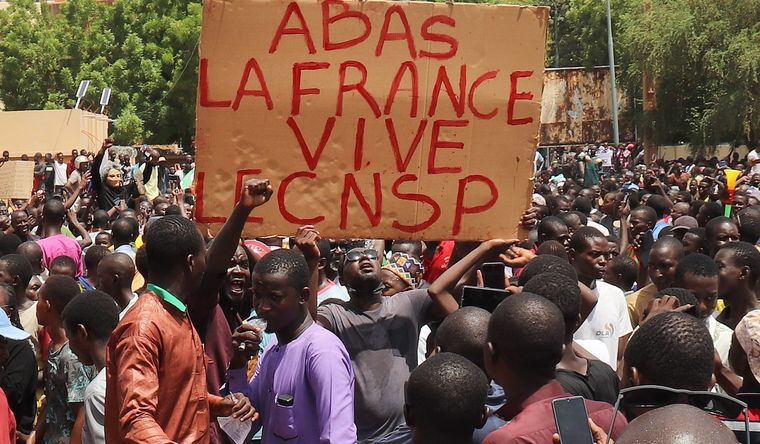 Niger Hay Golpe de Estado en Níger: el cartel dice Abajo Francia. Foto: Dpa.