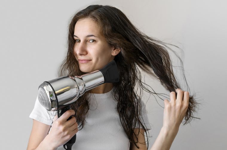 Una médica mendocina desmitificó algunas creencias sobre el cuidado del cabello. Foto: Freepik