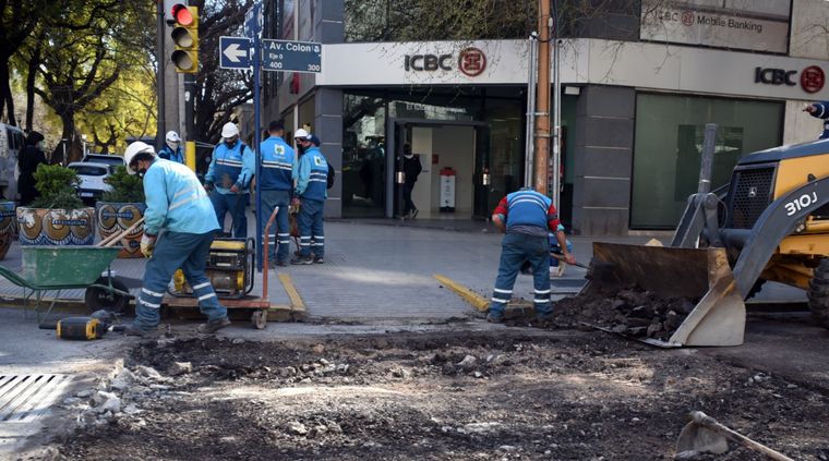 Vecinos reaccionaron con humor y críticas ante un video que muestra tránsito demorado por trabajos en una arteria central.