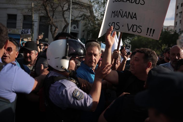 Omar Felix participó de la marcha universitaria en San Rafael y quedó en el medio de disturbios. 