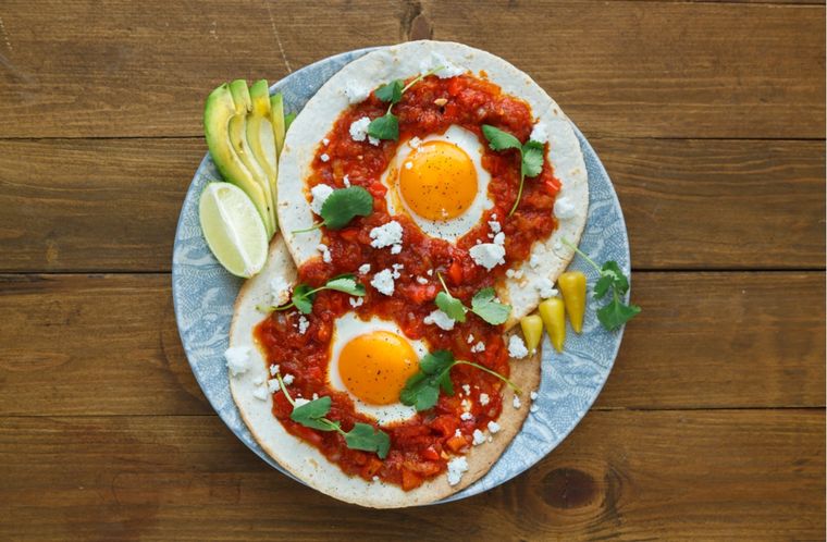 Acompaña los huevos racheros con tus vegetales favoritos y añádeles un toque de limón. Foto: Shutterstock