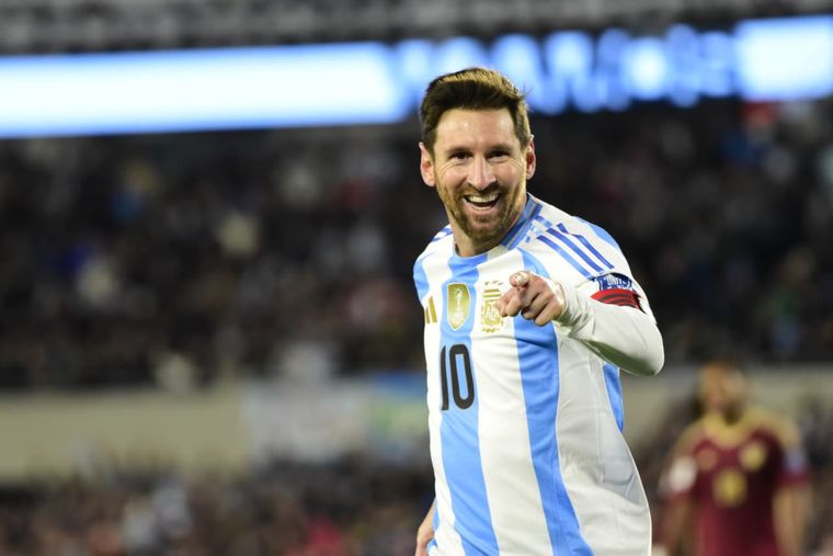 Lionel Messi festeja su segundo gol de una noche para el recuerdo en el Monumental: marcó un doblete y fue la gran figura.
