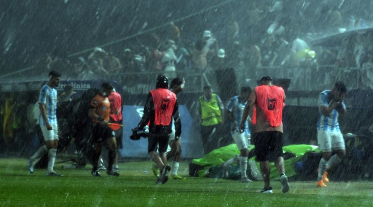 El partido entre Independiente Rivadavia y Atlético Tucumán estuvo varios minutos demorado por la tormenta. El partido entre Independiente Rivadavia y Atlético Tucumán estuvo varios minutos demorado por la tormenta.
