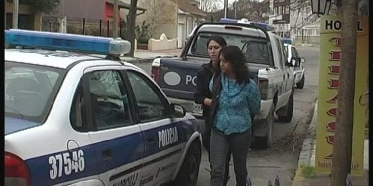 Fue llevada esposada hasta una comisaría. Foto: Gentileza / Necochea Hoy