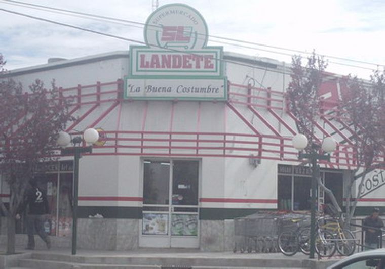 Frente del Súper Landete, el principal negocio familiar. Foto: MDZ