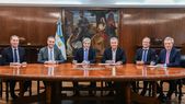 El Gobierno acordó con Santa Cruz y Neuquén la baja de retenciones para el petróleo convencional El Gobierno acordó con Santa Cruz y Neuquén la baja de retenciones para el petróleo convencional