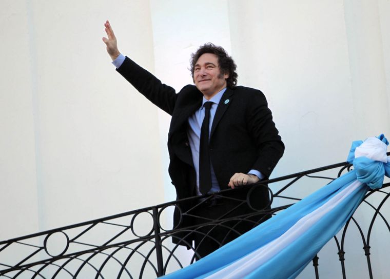 Milei saludando al público desde el Cabildo de Córdoba Foto: NA