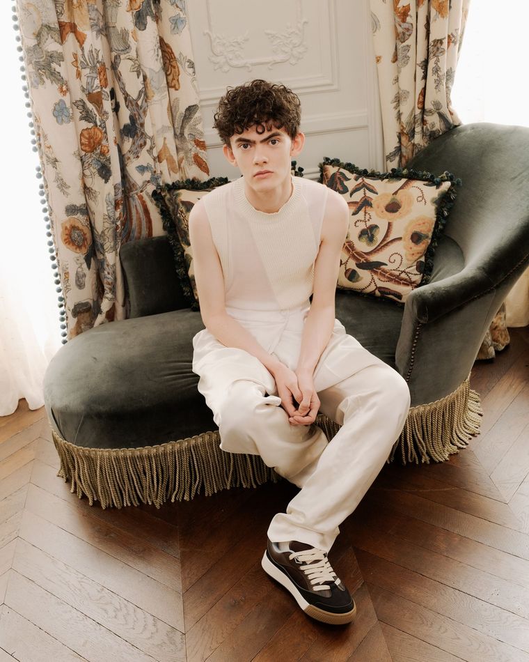 Foto: https://www.esquire.com/es/moda-hombre/a40443868/joe-locke-heartstopper-dior-espectaculo/