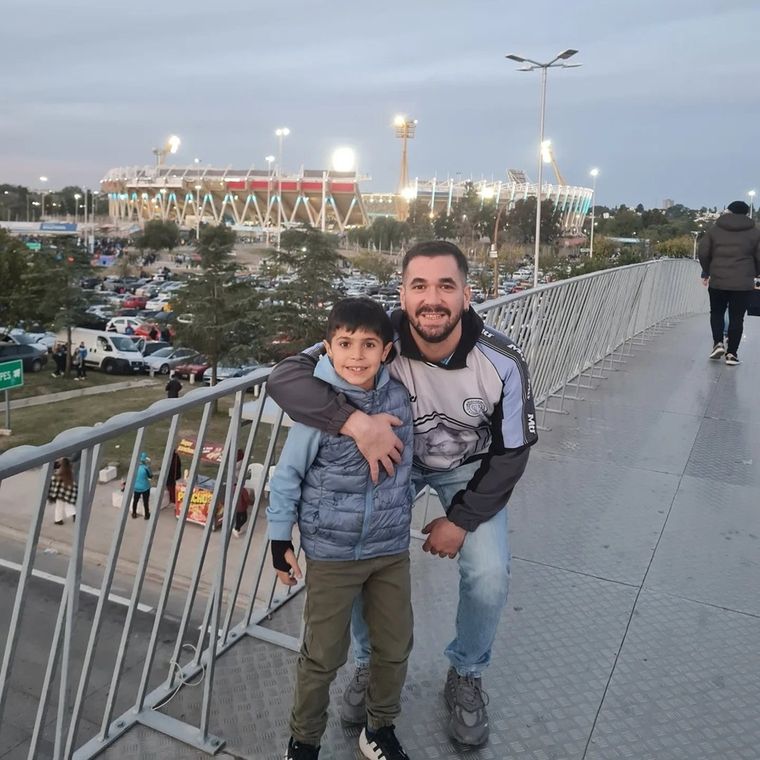 Ramiro Alaniz Cortes junto a su hijo de 8 años. Foto: Ramiro Alaniz Cortes - Facebook