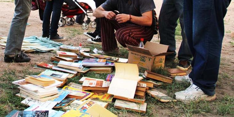 Suelta de libros realizada meses atrás en la Plaza de la Memoria. (Imagen ilustrativa) Foto: Maggie Ojcius/ Mediamza.com